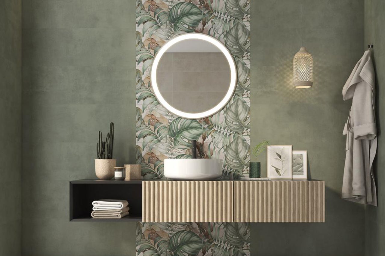Moderne badkamer met wastafel, spiegel, planten en tropische accenten