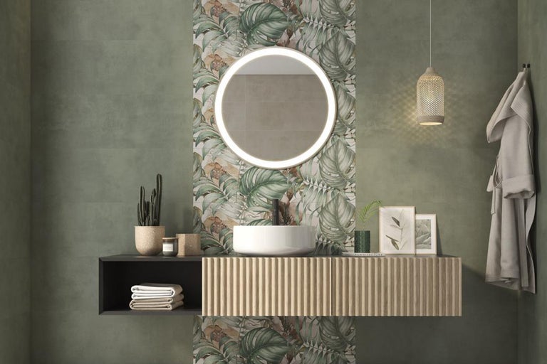 Moderne badkamer met wastafel, spiegel, planten en tropische accenten