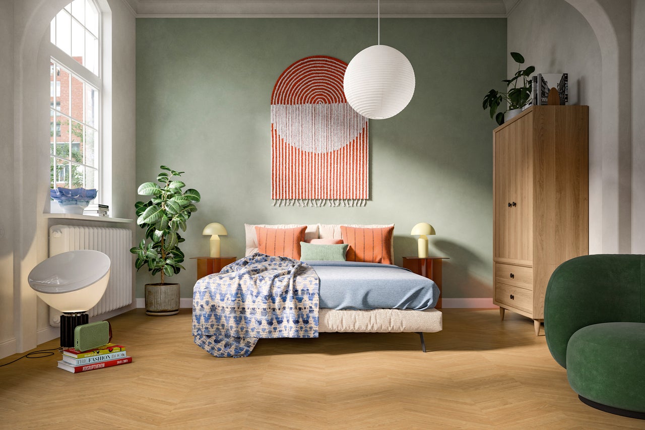 Slaapkamer met bed, nachtkastjes, lamp, kast en fauteuil