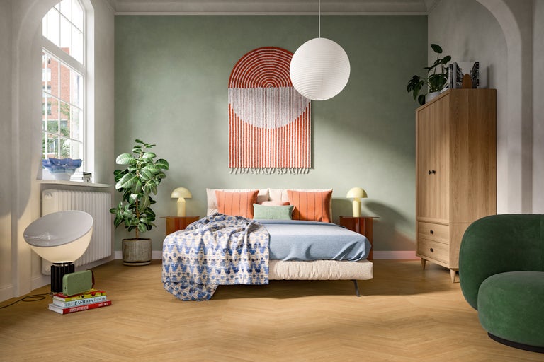 Slaapkamer met bed, nachtkastjes, lamp, kast en fauteuil