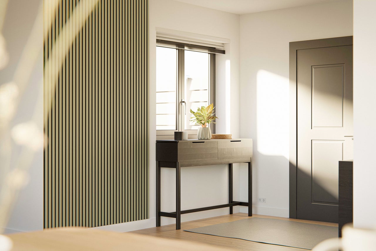 Lichte entree met wandpanelen, console en deur