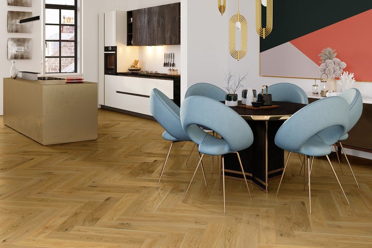 Lichte woonkamer met houten vloer in visgraatmotief, eettafel en stoelen