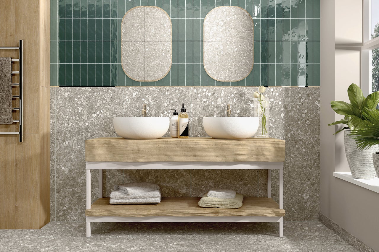 Moderne badkamer met dubbele wastafel, spiegels en groene tegels