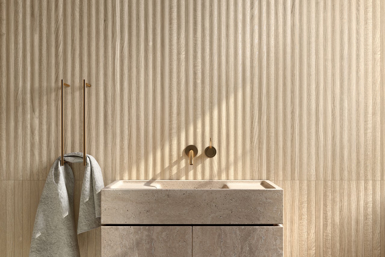 Moderne badkamer met stenen wastafel, handdoek en houten lambrisering