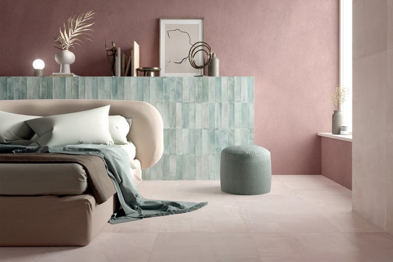 Lichte slaapkamer met bed, blauwe tegels en roze muur