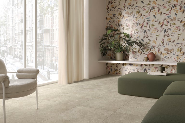Lichte woonkamer met tegelvloer, bloemmotief op de muur en groot raam