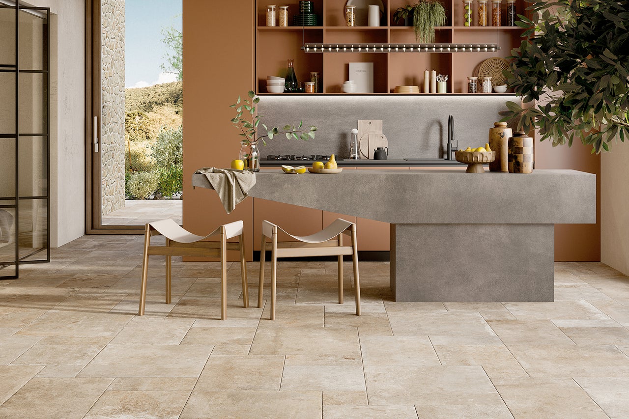 Lichte keuken met kookeiland, stoelen en wandplanken
