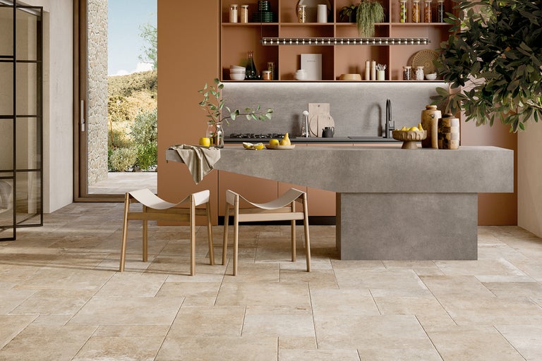 Lichte keuken met kookeiland, stoelen en wandplanken