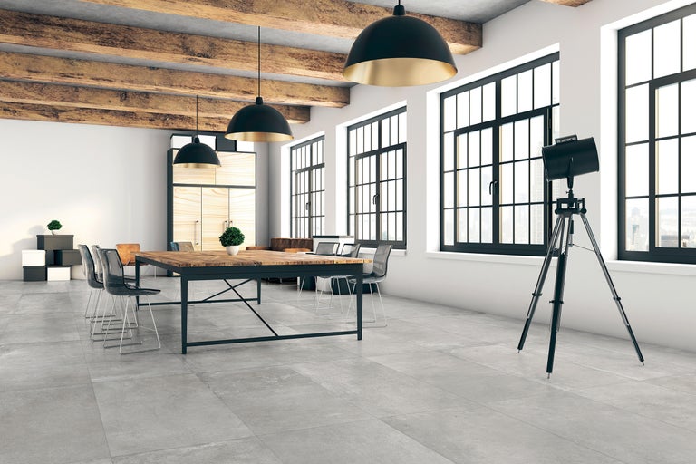 Lichte ruimte met houten balken, eettafel, stoelen en staande lamp