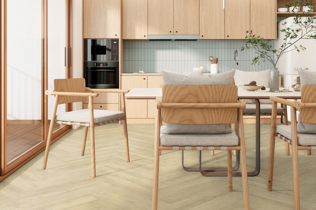 Lichte keuken met houten elementen, eettafel en stoelen voor een vriendelijke sfeer.