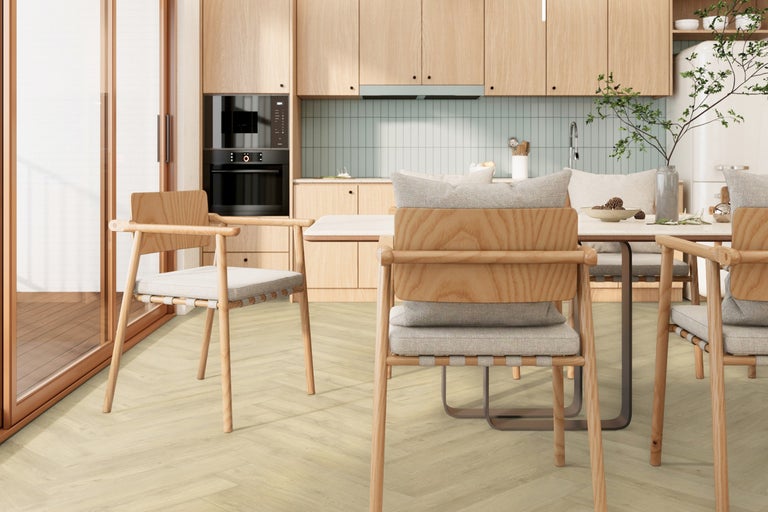 Lichte keuken met houten elementen, eettafel en stoelen voor een vriendelijke sfeer.