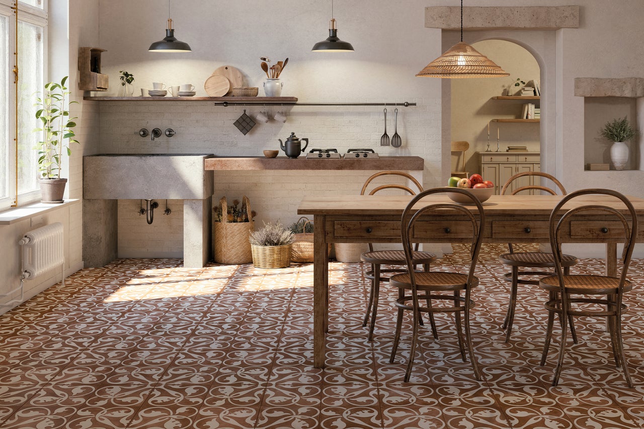 Lichte keuken in landhuisstijl met houten tafel, stoelen, spoelbak en patroontegels
