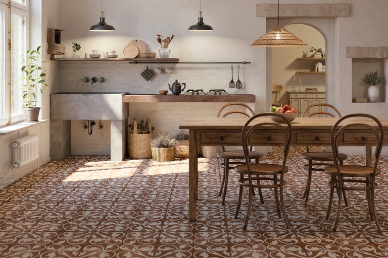 Lichte keuken in landhuisstijl met houten tafel, stoelen, spoelbak en patroontegels