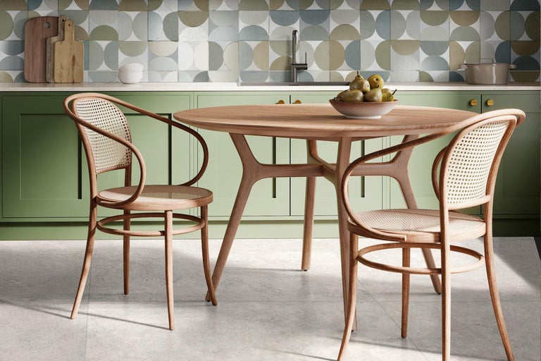 Lichte keuken met ronde houten tafel en stoelen met rotan zittingen