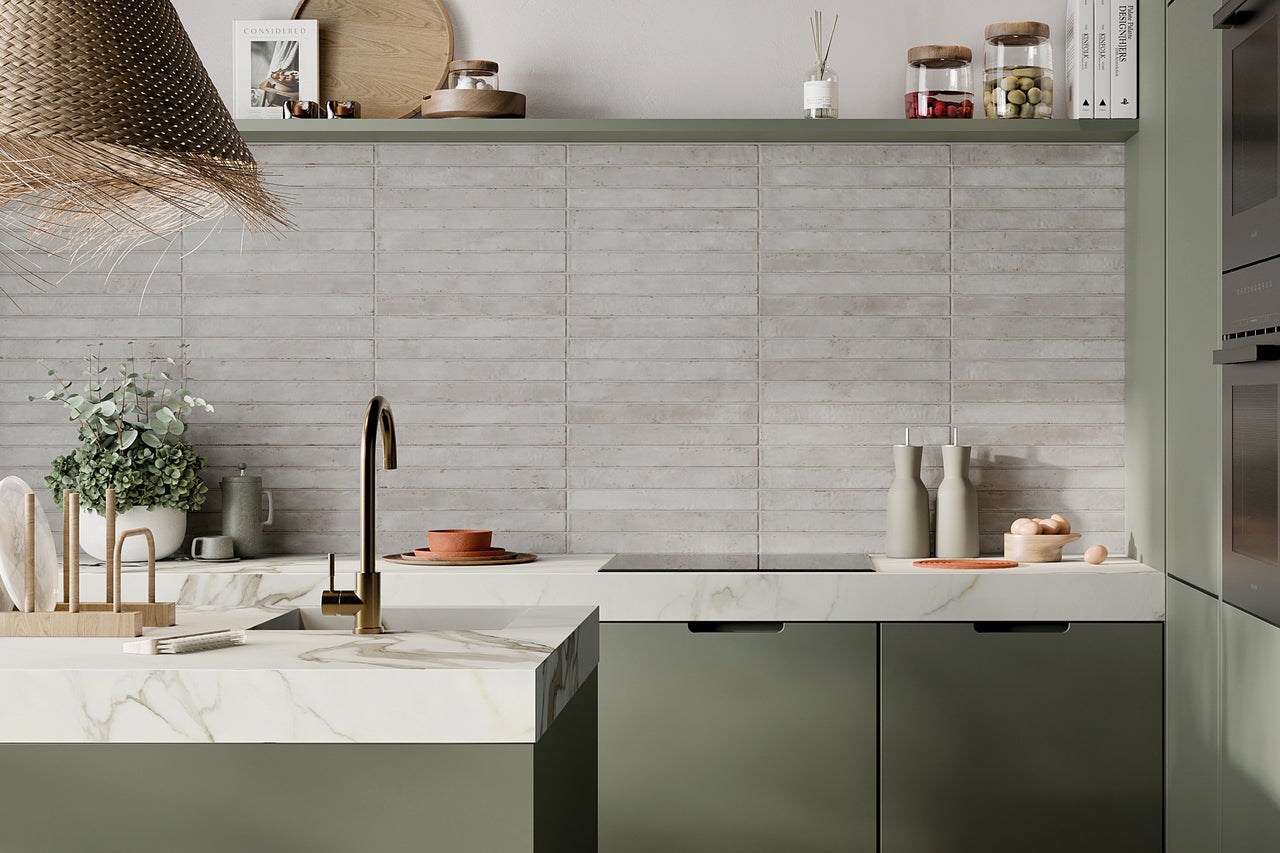 Lichte keuken met tegelachterwand, marmeren werkblad en hanglamp