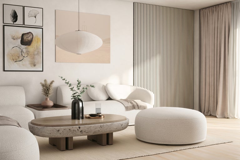 Woonkamer met bank, salontafel en decoratieve elementen voor een gezellige sfeer