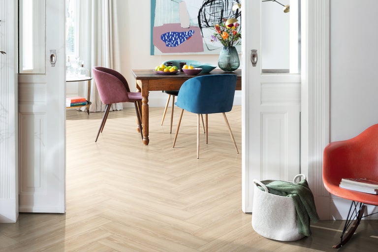 Eetkamer met houten tafel, stoelen en lichte visgraatparketvloer