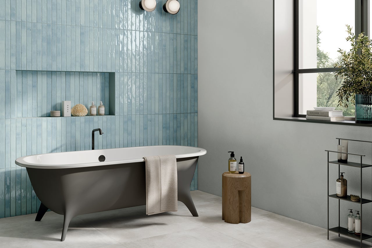 Badkamer met bad, wandtegels en meubels