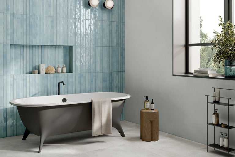 Badkamer met bad, wandtegels en meubels