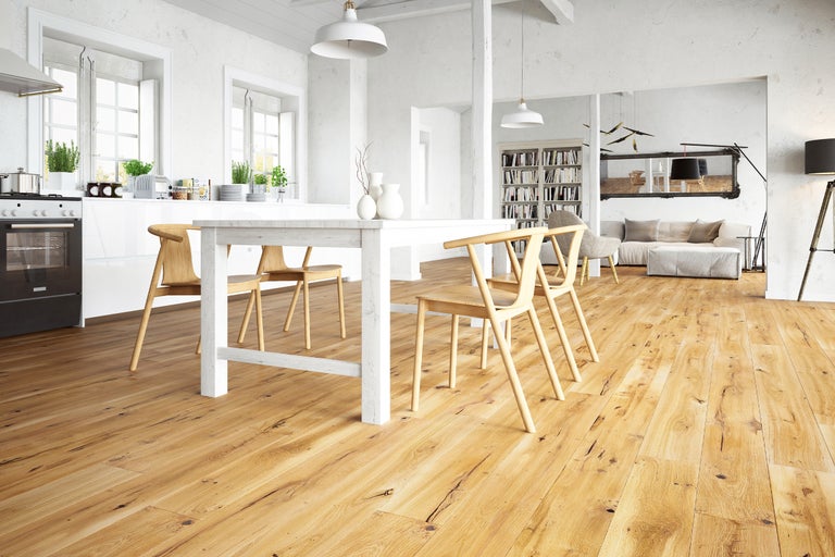 Lichte woonruimte met houten vloer, eettafel en stoelen