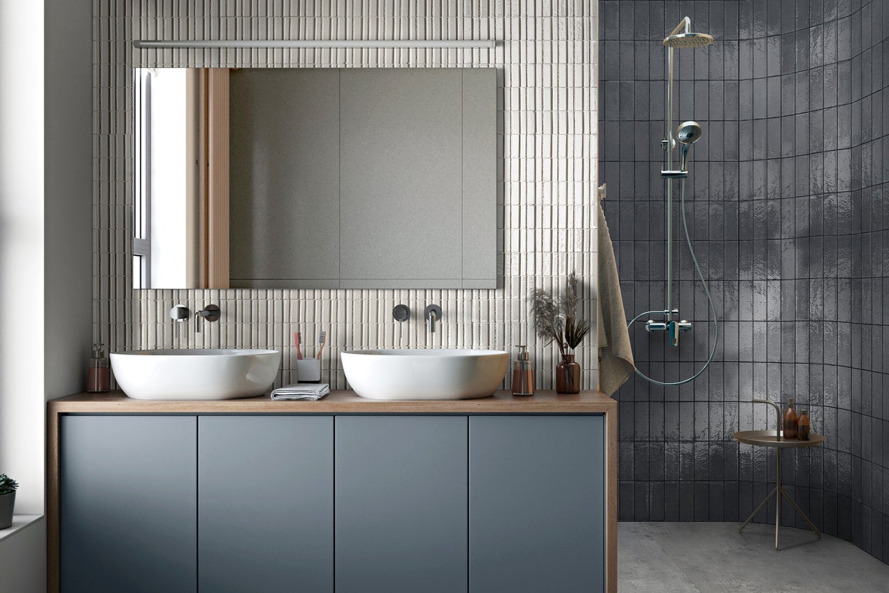 Moderne badkamer met dubbele wastafel, spiegel en douche