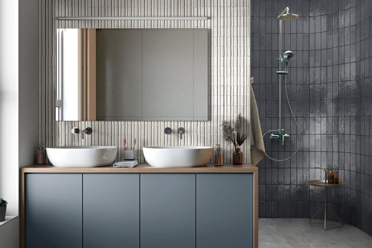 Moderne badkamer met dubbele wastafel, spiegel en douche