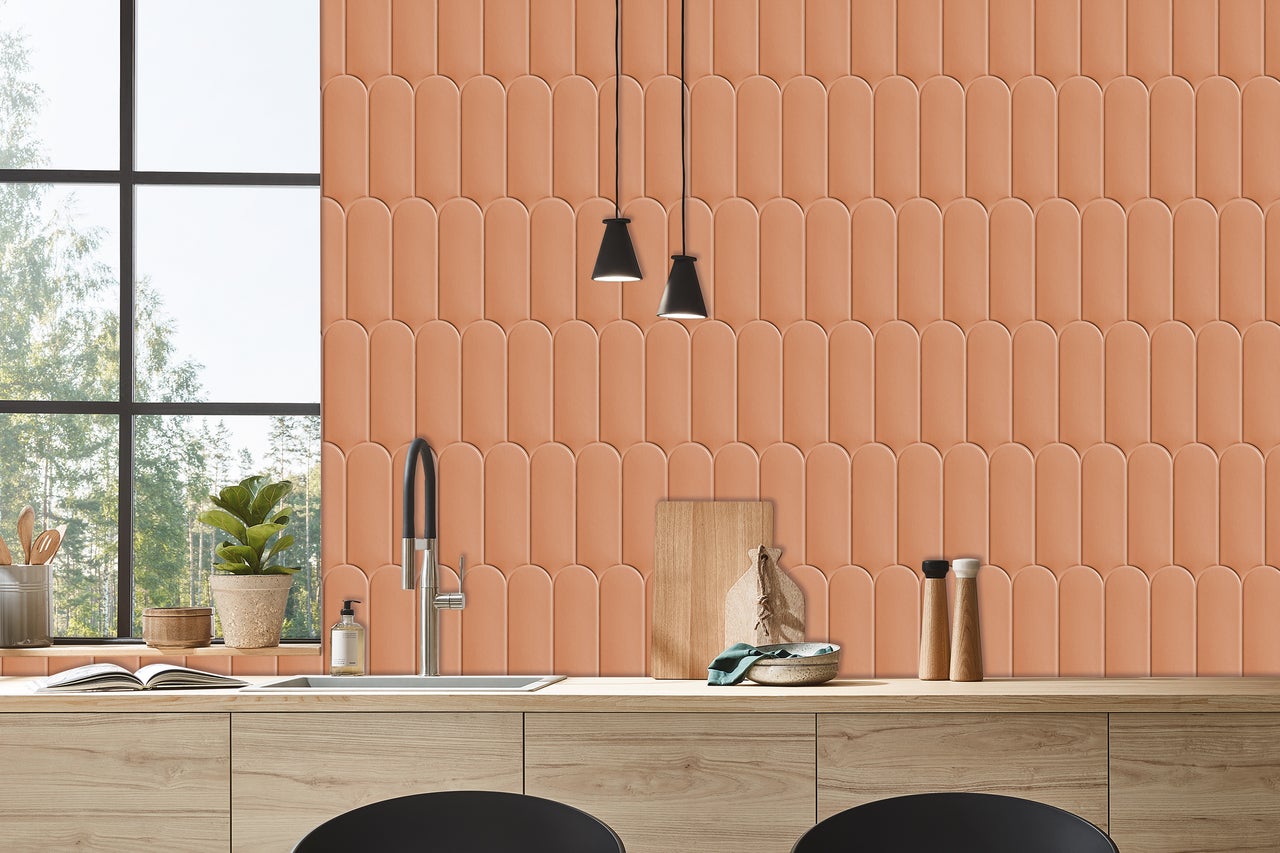 Keukenscène met spoelbak, kraan en oranje tegels op de muur