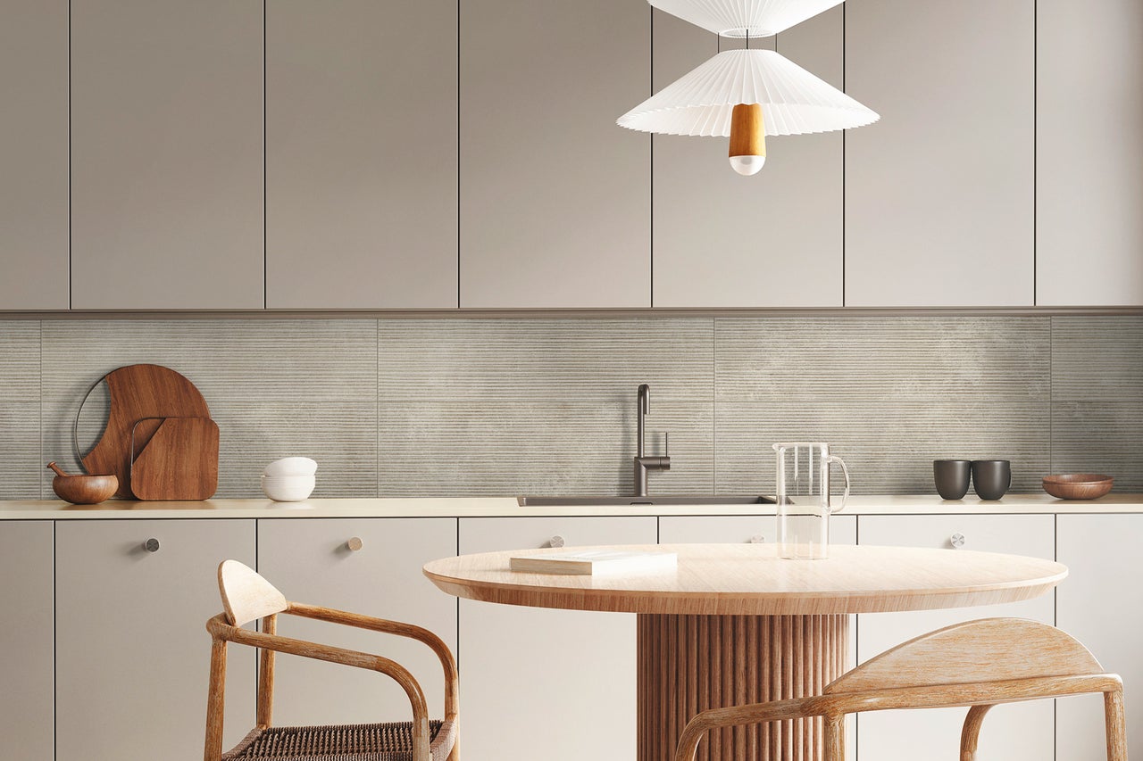 Lichte keuken met eettafel en stoelen, gecombineerd met keukenkasten en wandtegels