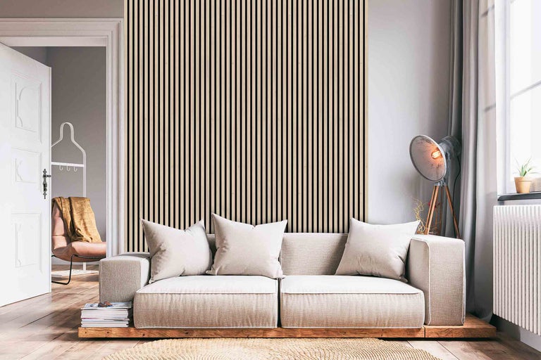 Moderne woonkamer met akoestische panelen aan de wand, bank en lamp
