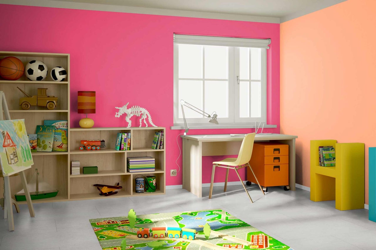 Lichte kinderkamer met bureau, plank en speelgoed