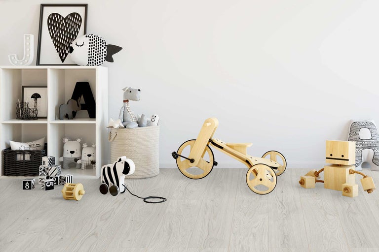 Kinderkamer met houten speelgoed, plank en decoratie
