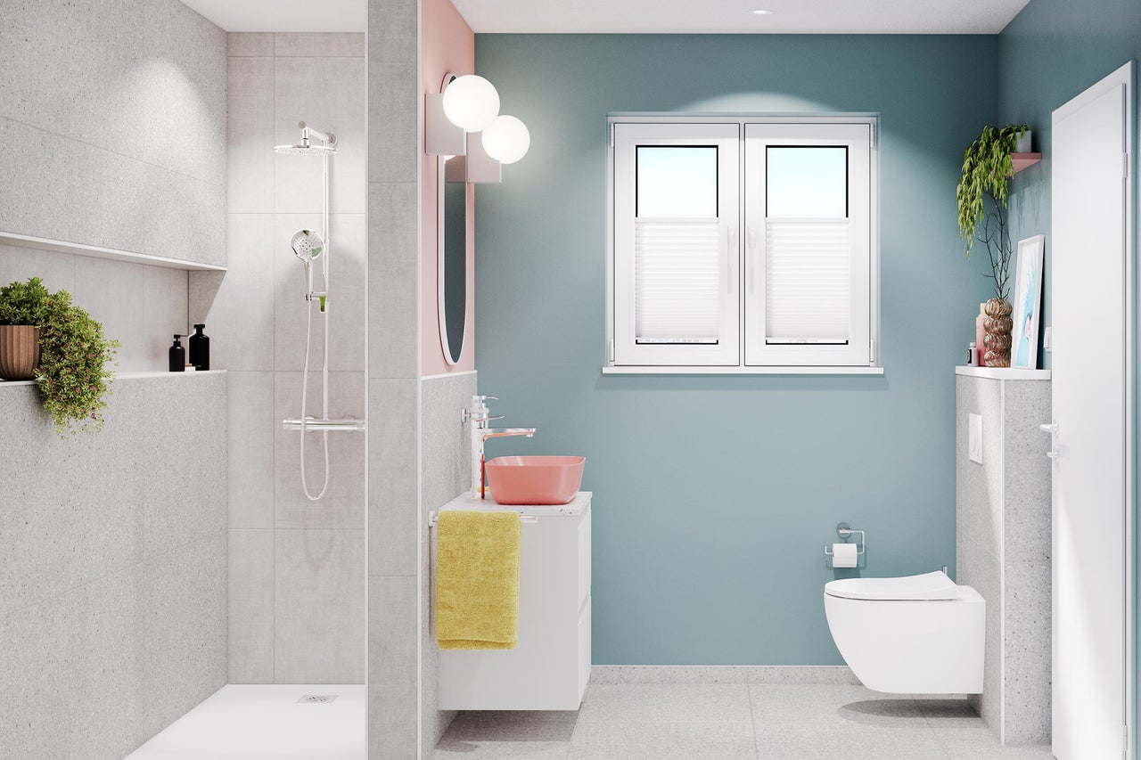 Moderne badkamer met douche, wastafel, toilet en raam