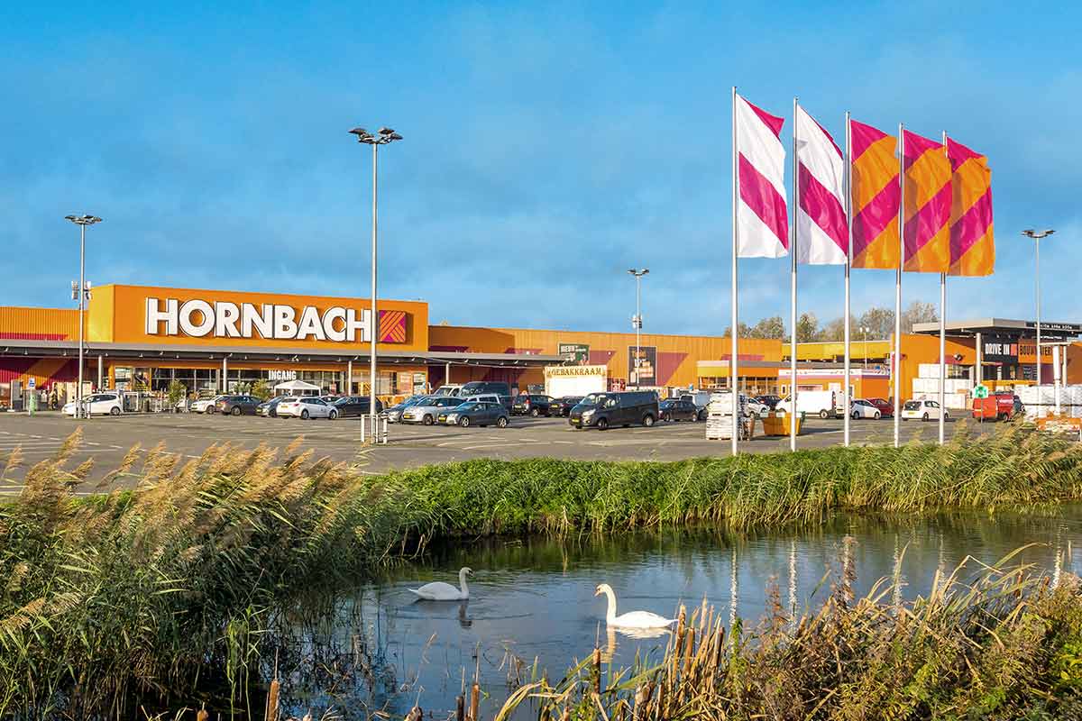 Hornbach bouwmarkt exterieur met parkeerplaats en vijver