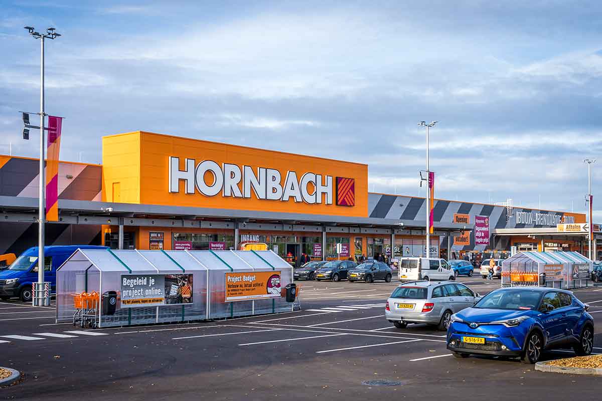 Hornbach bouwmarkt gebouw met parkeerplaats en winkelwagen stalling.