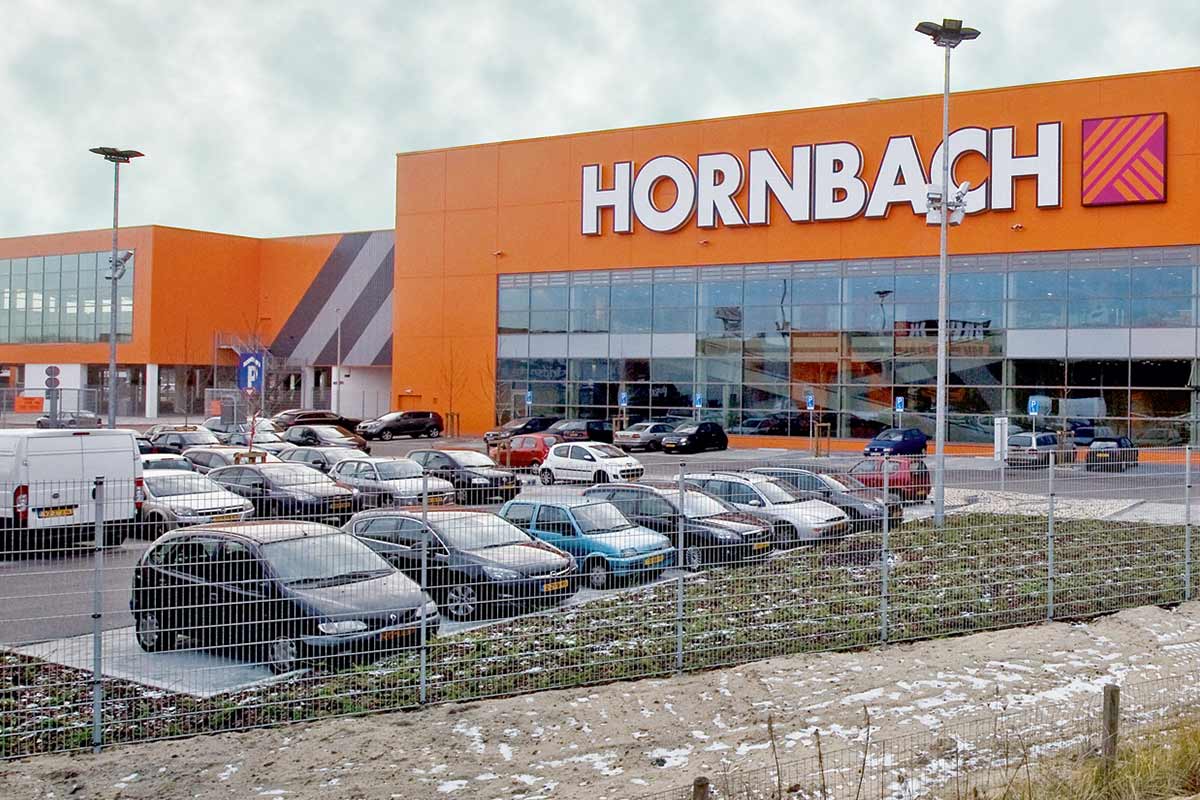 Buitenaanzicht van een Hornbach bouwmarkt met parkeerplaats