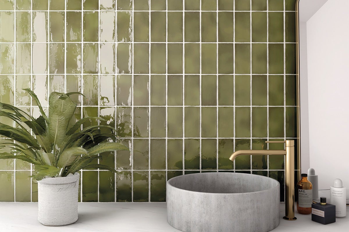 Badkamer met groene tegels en ronde wastafel