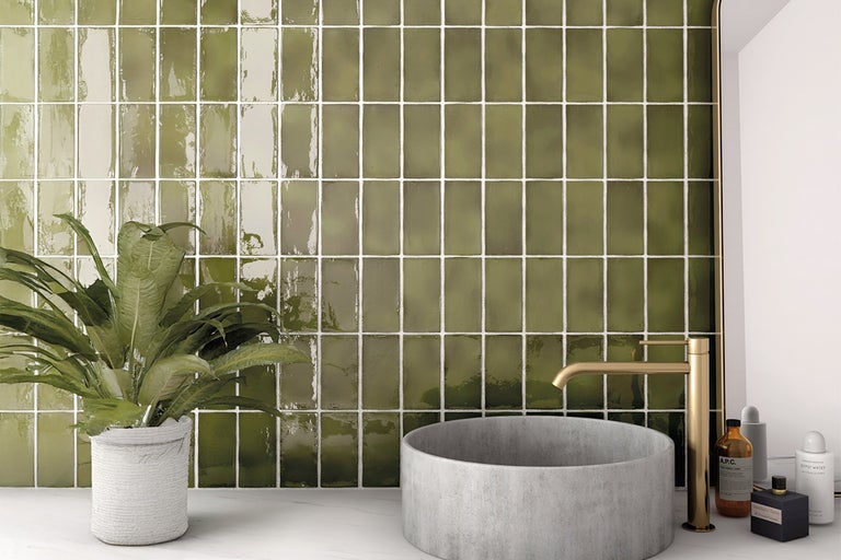 Badkamer met groene tegels en ronde wastafel