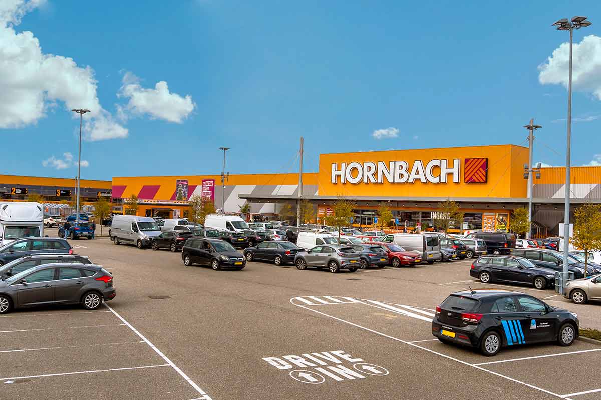 Buitenaanzicht van een Hornbach bouwmarkt met parkeerplaats