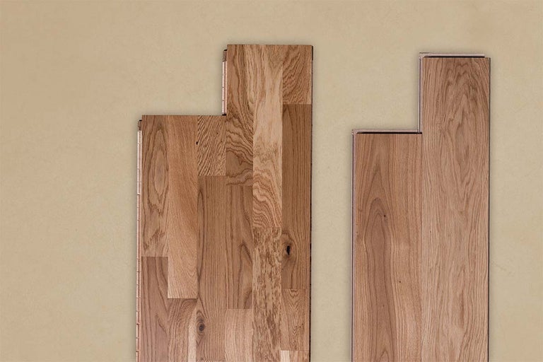 Twee eikenhouten parketplanken met klikverbinding voor vloerinstallatie.