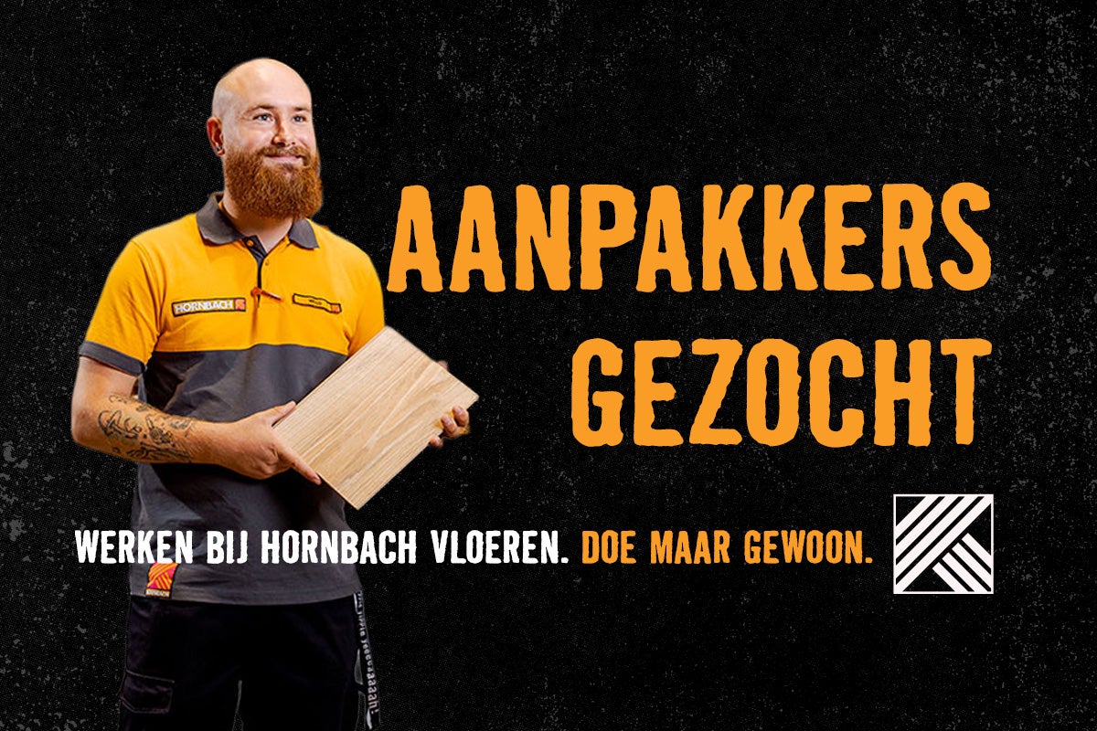 Hornbach medewerker in uniform houdt een houten vloerstaal vast. Tekst: Aanpakkers gezocht. Werken bij Hornbach vloeren.
