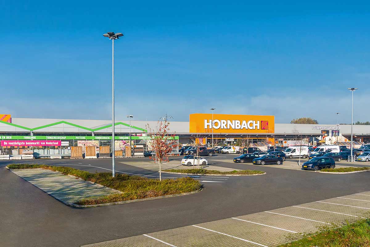 Buitenaanzicht van een Hornbach bouwmarkt met parkeerplaats
