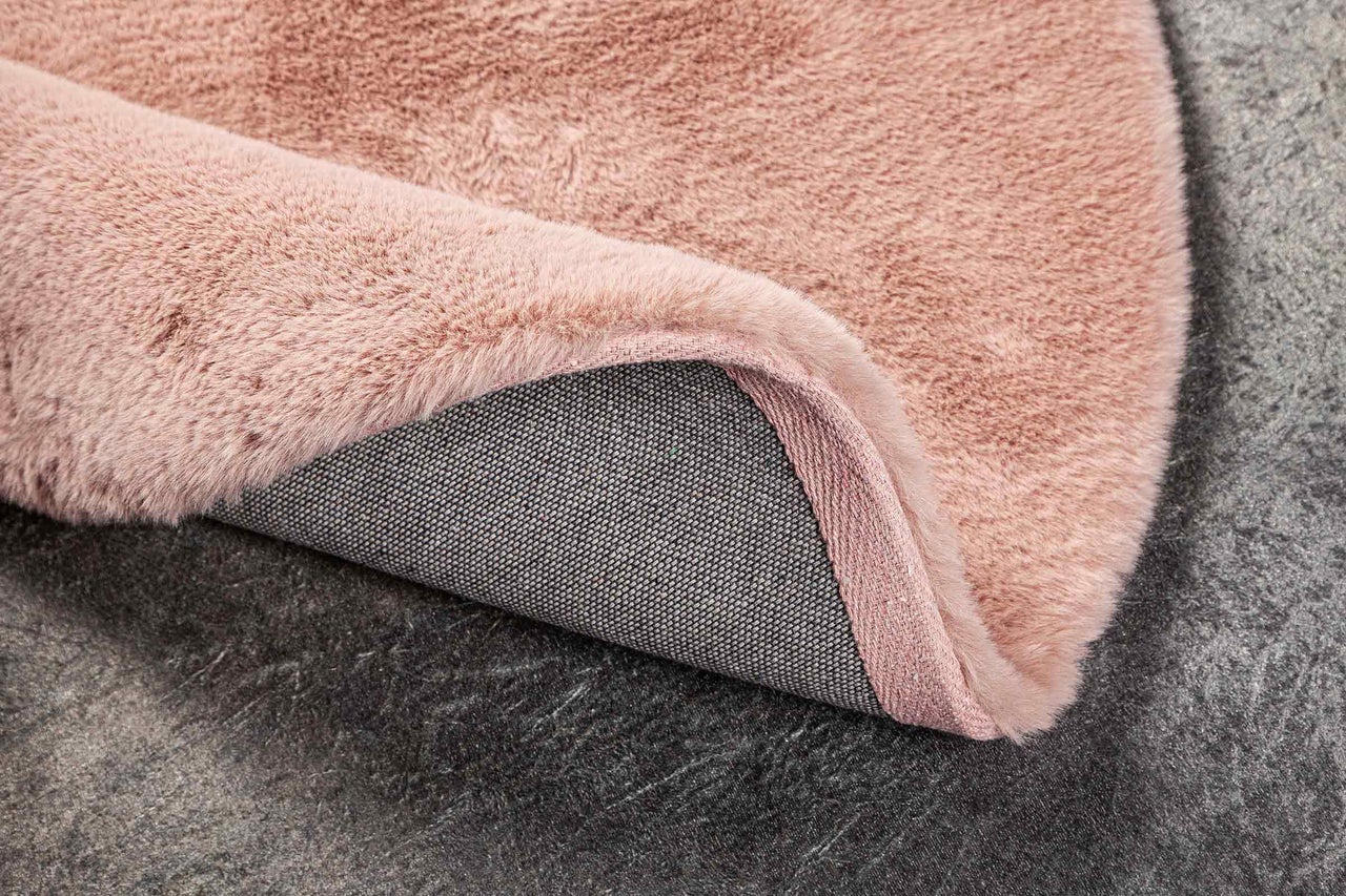 Roze tapijt met pool en omgeslagen rand