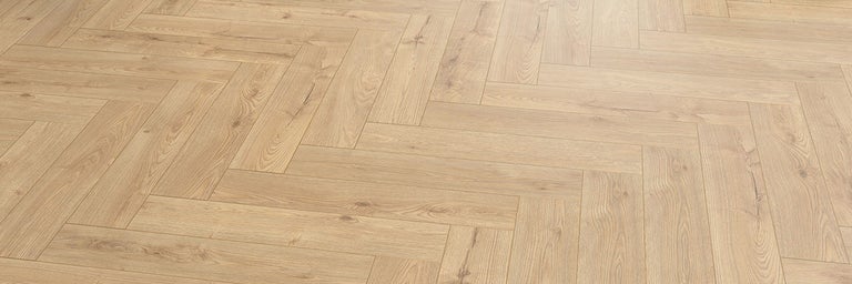 Houten laminaatvloer met visgraatpatroon in eikenlook.