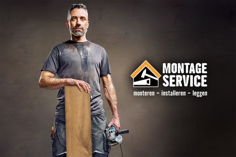 Vakman met houten plank en haakse slijper, Montage Service Logo.