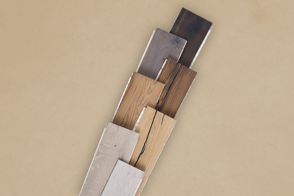 Verschillende houten parketplanken met diverse nerven en kleurtinten in een waaiervormige opstelling.