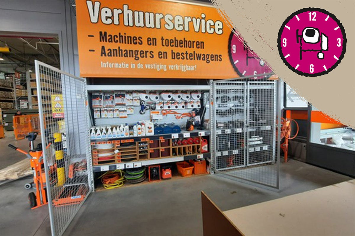 Verhuurservice in de bouwmarkt met gereedschap en machines achter een metalen hekwerk en een informatiebord.