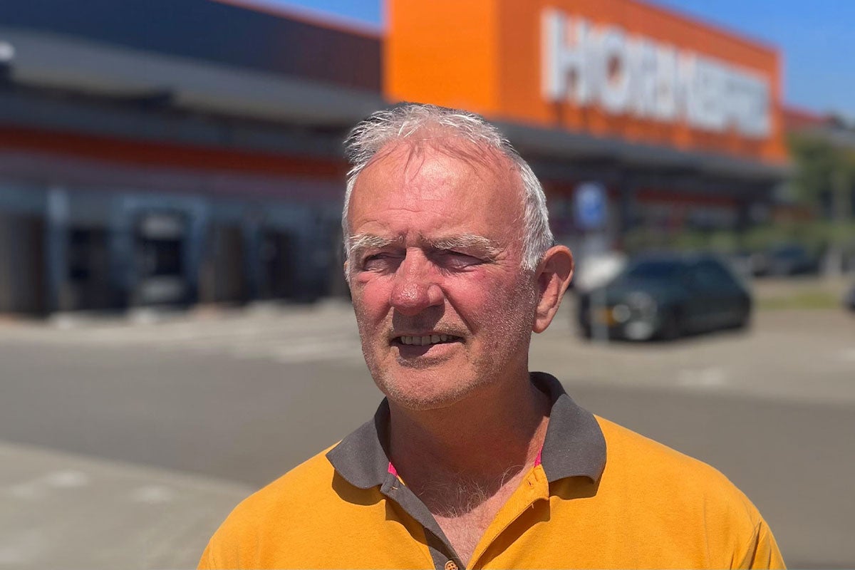Een medewerker voor een Hornbach bouwmarkt gebouw.