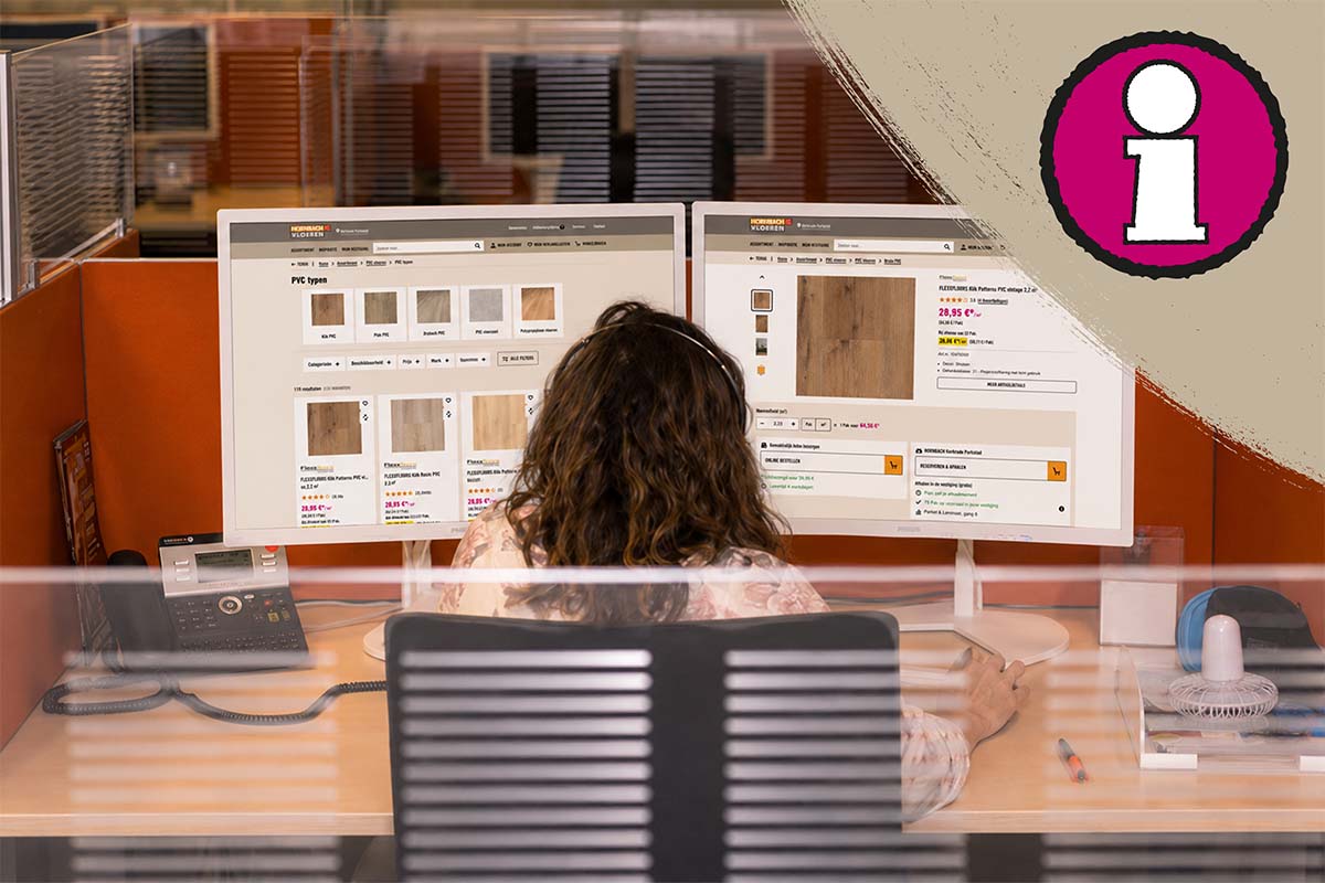 Persoon aan een bureau met twee beeldschermen die de Hornbach webshop met PVC vloeren tonen. Informatiesymbool rechtsboven.
