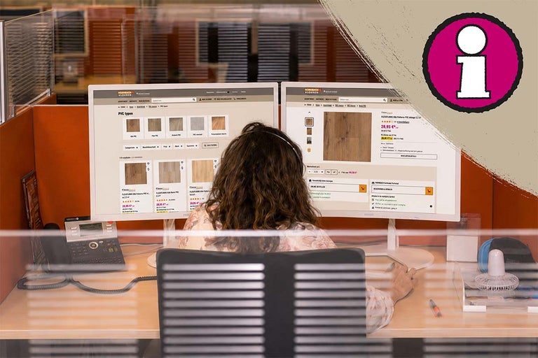 Persoon aan een bureau met twee beeldschermen die de Hornbach webshop met PVC vloeren tonen. Informatiesymbool rechtsboven.
