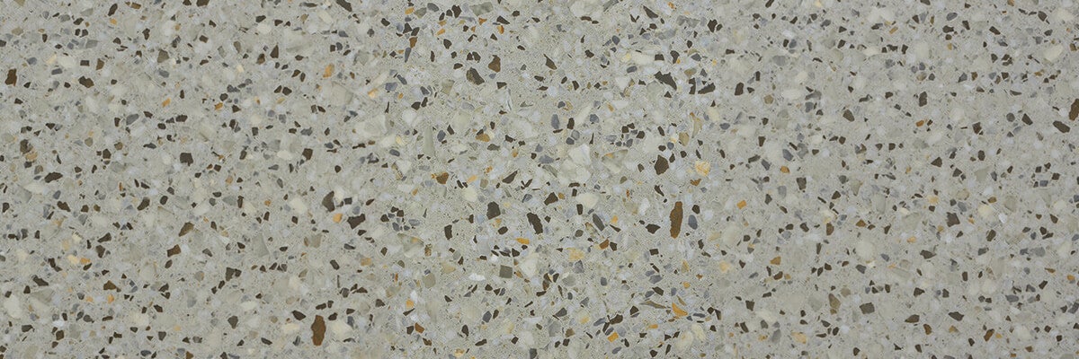 Terrazzo tegels met gestructureerd oppervlak en ingewerkte steenfragmenten voor vloerbekleding.